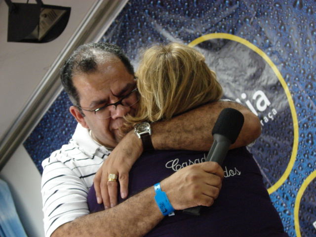 Enc de Casais 2008 - Como Proteger seu casamento (431).JPG - Pr. Josué e Pr. Rousemary se abraçando